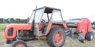 61-latek wciągnięty przez prasę rolniczą. Groźny wypadek podczas belowania siana