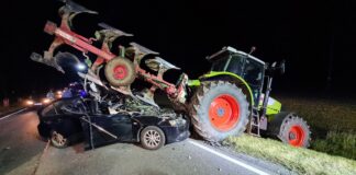 Mitsubishi wbiło się w pług. Groźny wypadek w Wielkopolsce