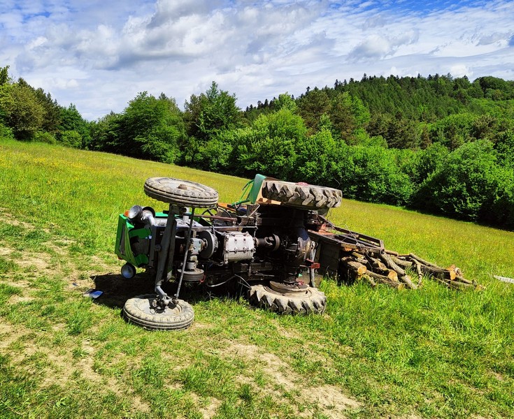 Stracił panowanie nad kierownica i przewrócił traktor!
