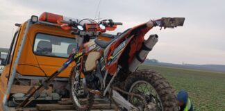 Ucieczka przed policją zakończona na polu. Motocykliście grozi do 5 lat więzienia