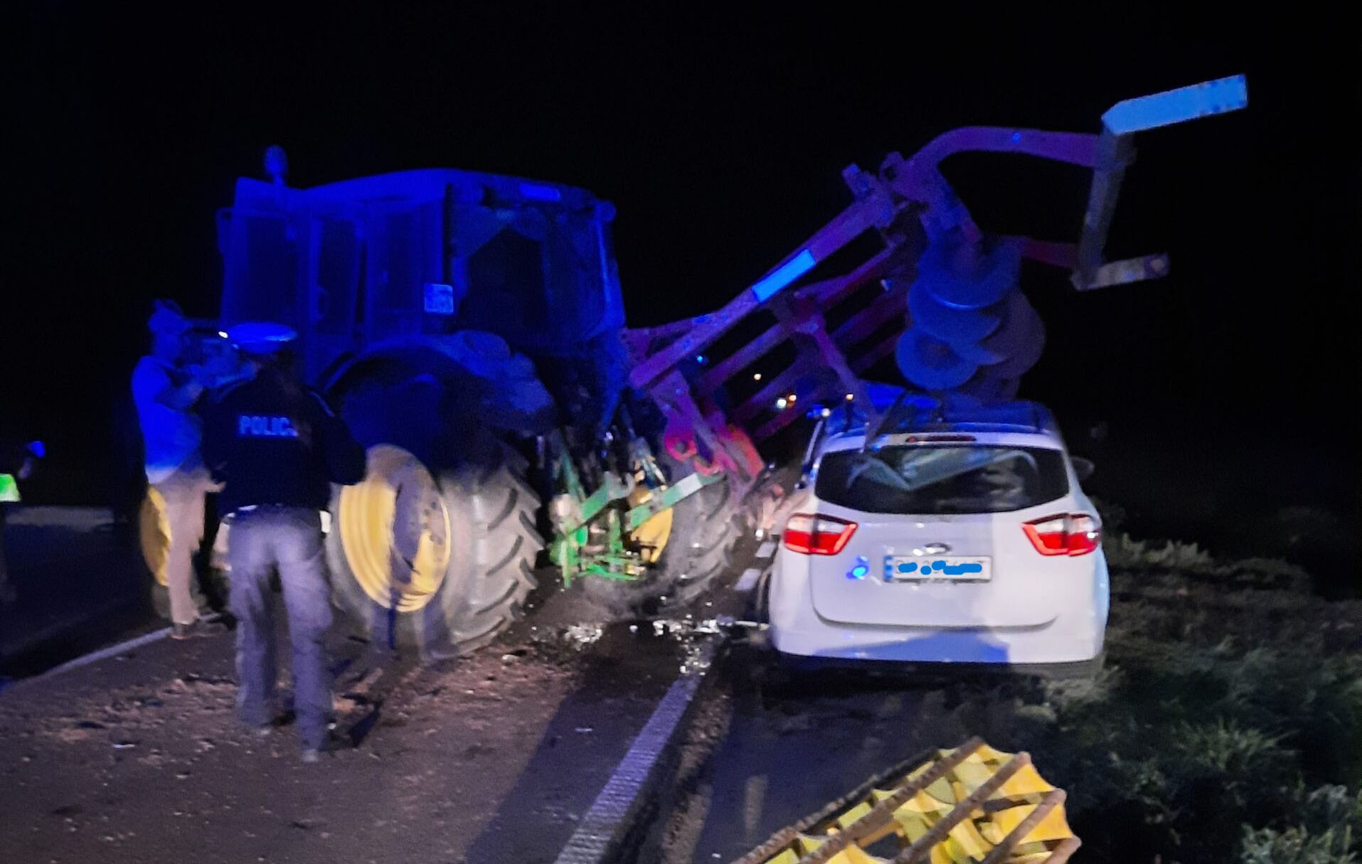 Poważna kolizja pojazdu osobowego z ciągnikiem rolniczym w Zosinie