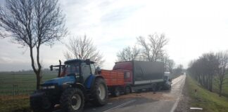 Mercem wjechał na tył naczepy ciągnika