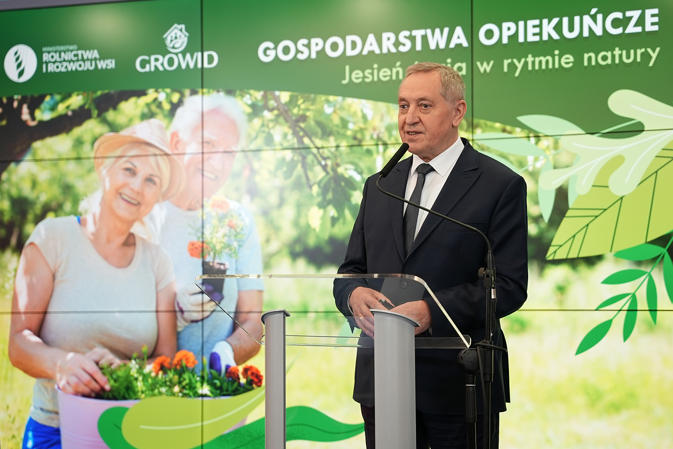 Wicepremier Henryk Kowalczyk podczas wystąpienia na konferencji (fot. MRIRW)