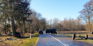 Alfa wbiła się w przyczepę rolniczą. Oba pojazdy zdemolowane