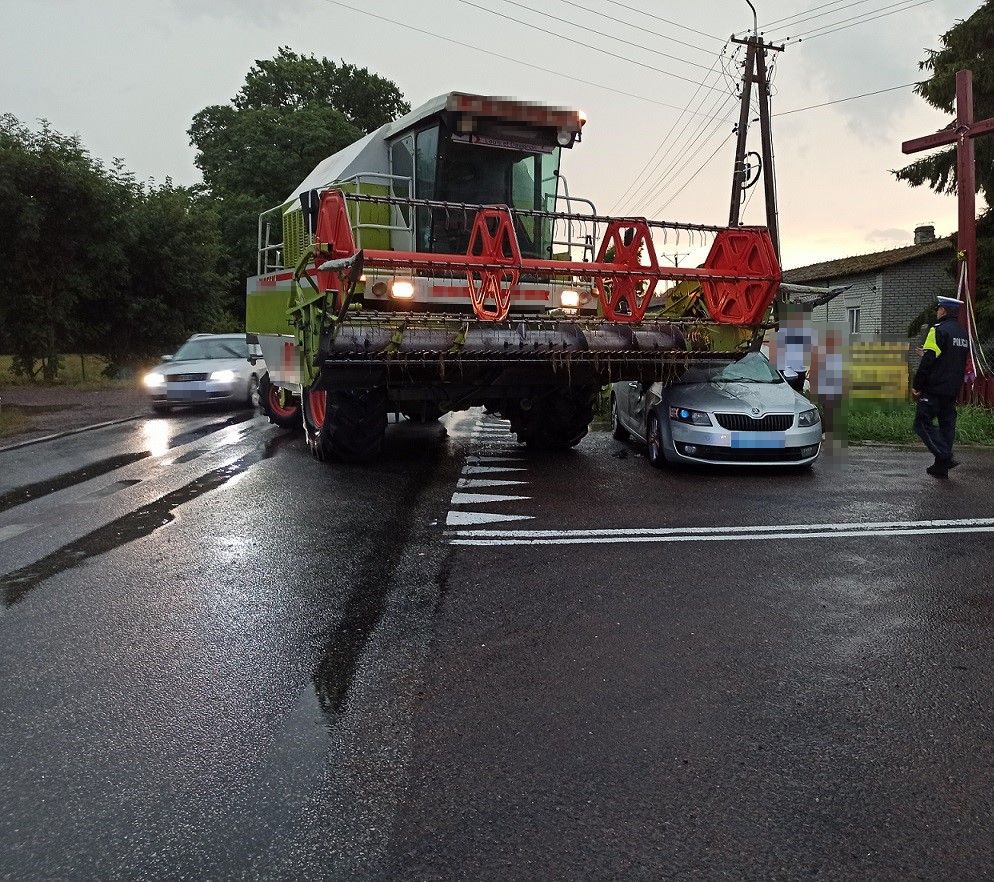 Skoda zderzyła się z kombajnem