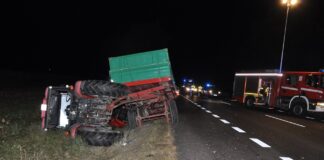 Osobówką zaczepił ciągnik rolniczy i wpadł pod tira. Trzy osoby w szpitalu!