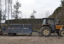 Groźny wypadek przy rozrzutniku. Rolnik w ciężkim stanie