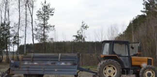 Groźny wypadek przy rozrzutniku. Rolnik w ciężkim stanie