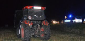 Dramat: 29-latek, który zwoził bele słomy został przejechany przez ciągnik