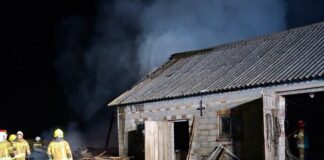 Wyszedł z płonącej stodoły z zapalniczką. Zatrzymany na gorącym uczynku