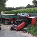 Ciągnik z trzema przyczepami przewrócił się na zjeździe. Rolnik trafił do szpitala