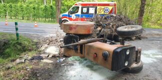 Ciągnik rolniczy zderzył się z busem i przygniótł rolnika!