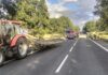 Lexus wbił się w przyczepę ciągnika. Dwie osoby trafiły do szpitala