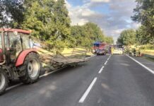 Lexus wbił się w przyczepę ciągnika. Dwie osoby trafiły do szpitala