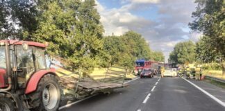 Lexus wbił się w przyczepę ciągnika. Dwie osoby trafiły do szpitala