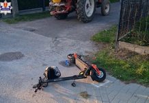Groźne zderzenie na wsi. 12-latek wjechał hulajnogą w ciągnik
