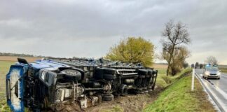 Ciężarówka z drobiem w rowie! Kierowca zasnął za kierownicą