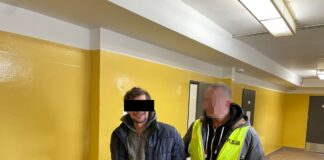 Z siekierą i sierpem na policjantów. Rozwścieczony mężczyzna trafił za kratki