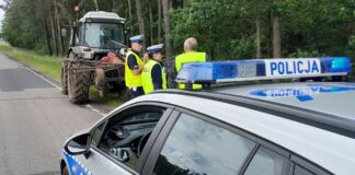 Śmiertelny wypadek: Kobieta wymijała ciągnik i zaczepiła o zgrabiarkę