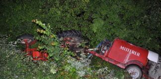 Rolnik zmarł pod ciągnikiem z podpiętym opryskiwaczem. Co się stało?