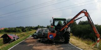 Toyota uderzyła w ciągnik koszący pobocze