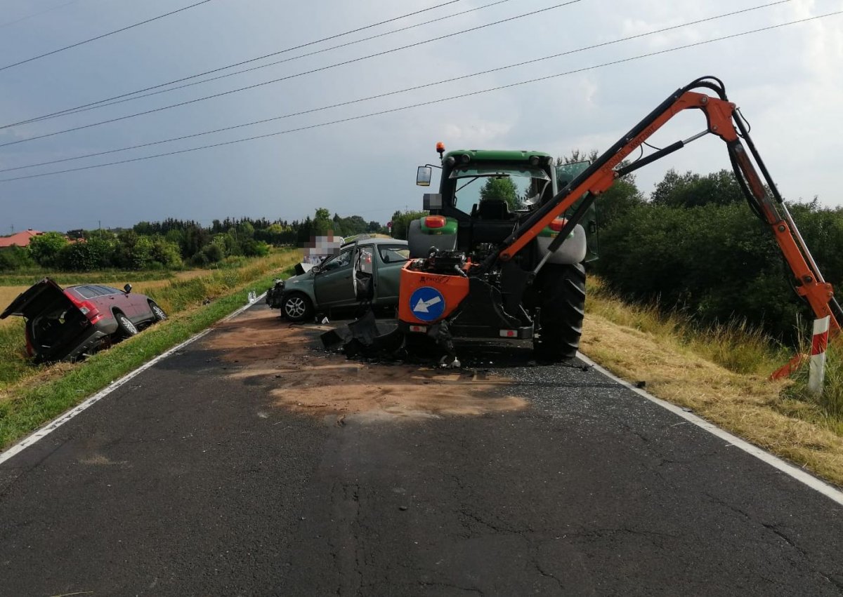 Toyota uderzyła w ciągnik koszący pobocze