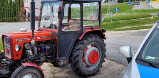 Nietrzeźwy przyjechał Ursusem do sklepu. Słono za to zapłaci!