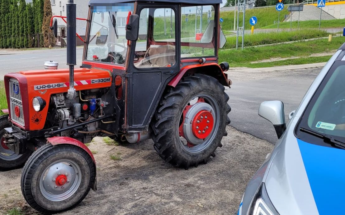Nietrzeźwy przyjechał Ursusem do sklepu. Słono za to zapłaci!