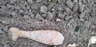 Rolnik podczas prac polowych wykopał granat moździerzowy. Interweniowali saperzy
