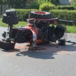Wypadek podczas skrętu. Ciągnik na boku, kierowca w szpitalu