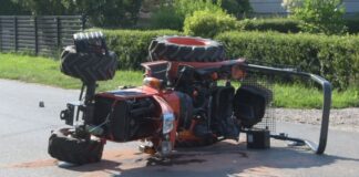 Wypadek podczas skrętu. Ciągnik na boku, kierowca w szpitalu
