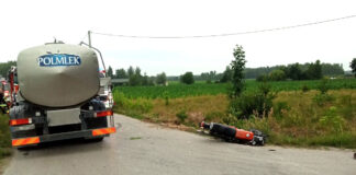 Cysterna przewożąca mleko wymusiła pierwszeństwo! Poszkodowany motocyklista w szpitalu