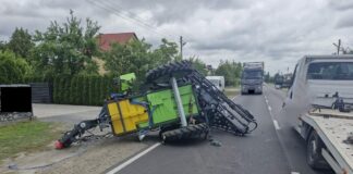 Niebezpieczny manewr zakończył się karambolem – opryskiwacz spadł z lawety