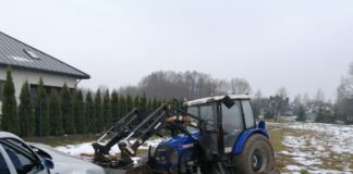 Ciągnik rolniczy ugrzązł na polu bo chciał wyciągnąć osobówkę