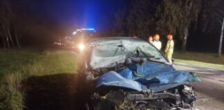Citroen uderzył w przyczepę rolniczą. Osobówka zmasakrowana