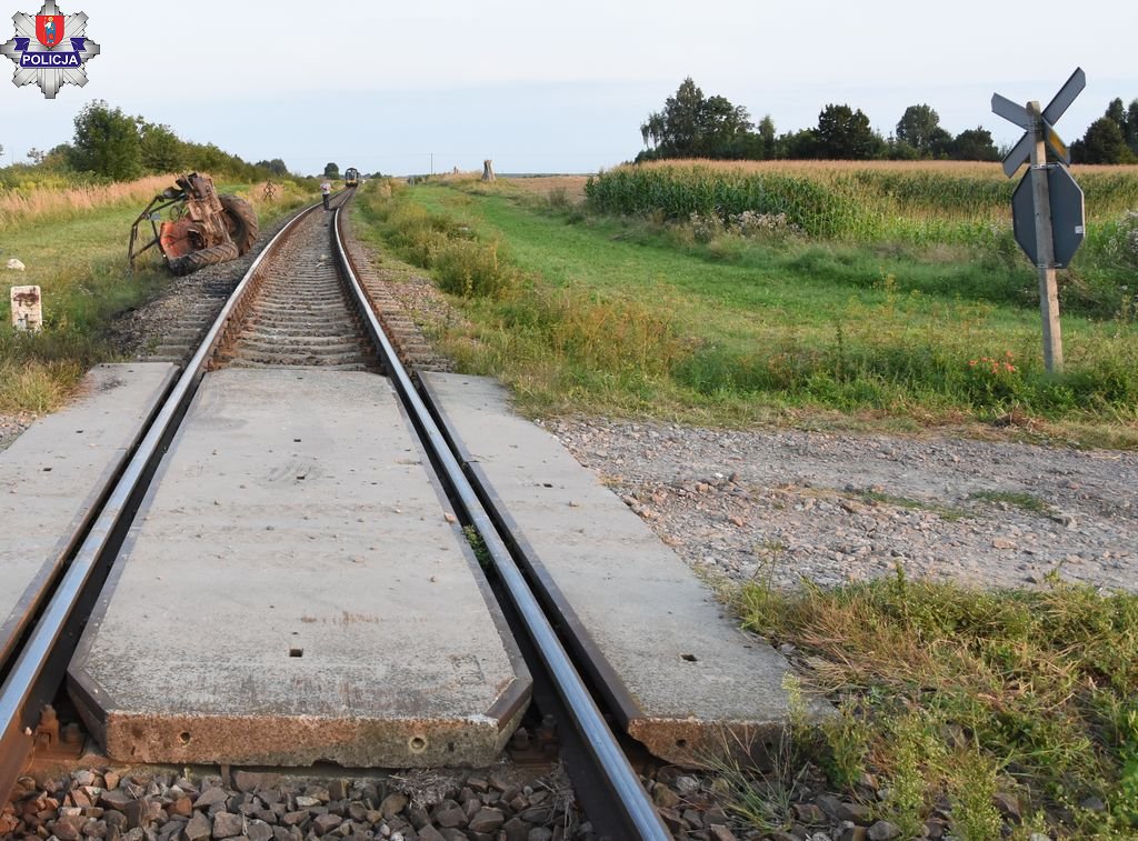 Dramat na torach. Ciągnikiem rolniczym wjechał wprost pod lokomotywę