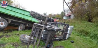 Ciągnik rolniczy w rowie, tony kukurydzy na drodze. Co się stało?