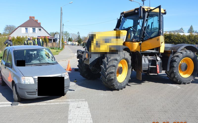 Zderzenie ciągnika z fiatem - poszukiwani świadkowie wypadku
