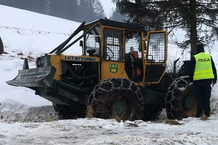Mężczyzna spadł z ciągnika leśnego wprost pod tylne koło pojazdu