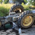 Tragiczny wypadek w Podolanach. Ciągnik przewrócił się na skarpie i przygniótł 64-latka