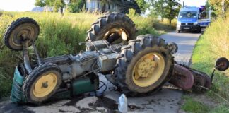 Tragiczny wypadek w Podolanach. Ciągnik przewrócił się na skarpie i przygniótł 64-latka