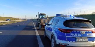 Ciągnik rolniczy na ekspresówce. Policjanci pilotowali rolnika