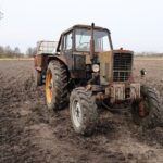 Szalony pościg za traktorem! 68-latek staranował radiowóz i uciekał dalej
