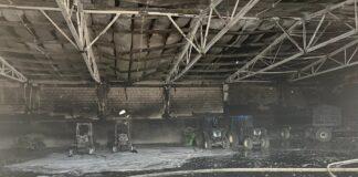 Pożar hali garażowej pod Śremem. Spłonęły 4 ciągniki rolnicze i opryskiwacze