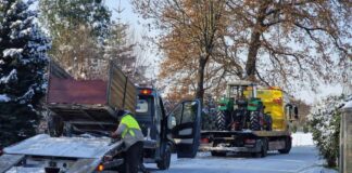 Ciągnik na lawecie. Rolnik wpadł w poważne kłopoty