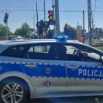 Traktorzysta wjechał w zamykający się szlaban kolejowy! Jaka kara mu grozi?