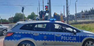 Traktorzysta wjechał w zamykający się szlaban kolejowy! Jaka kara mu grozi?