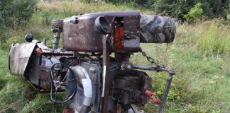 Traktor przewrócił się i zmiażdżył mężczyznę. Pasażer zdążył zeskoczyć!