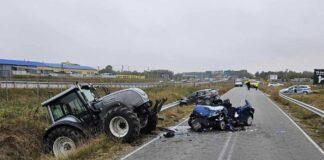 Poważny wypadek pod Warszawą z udziałem traktora. Jedna osoba zakleszczona w pojeździe