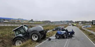 Poważny wypadek pod Warszawą z udziałem traktora. Jedna osoba zakleszczona w pojeździe